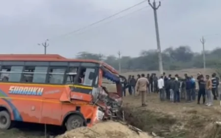 हरदोई में कंटेनर से टकराकर गड्ढे में गिरी बस, चालक की मौके पर मौत 9 घायल