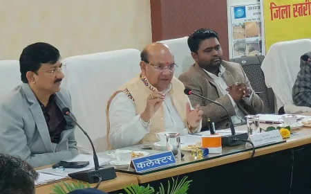 कलेक्ट्रेट सभागार में अनुसूचित जनजाति आयोग की समीक्षा बैठक आयोजित