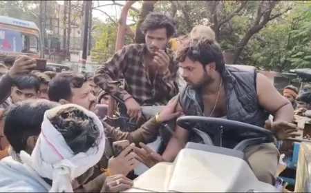 गुना के हनुमान चौराहे पर हत्या के विरोध में चक्काजाम, बुजुर्ग की धारदार हथियार से हत्या, CBI जांच की मांग