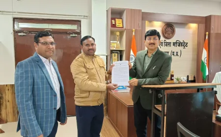 कलेक्टर द्वारा अनुकंपा नियुक्ति के प्रकरण में आवेदक को नियुक्ति पत्र किया प्रदान