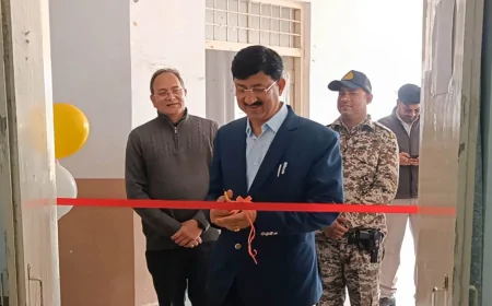 कलेक्टर द्वारा सांदीपनी शासकीय मॉडल विद्यालय का निरीक्षण