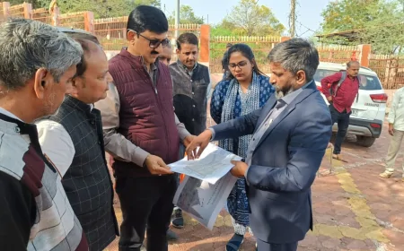 हनुमान टेकरी मंदिर विकास कार्यों का कलेक्टर ने किया निरीक्षण, प्लान पर हुई विस्तृत चर्चा