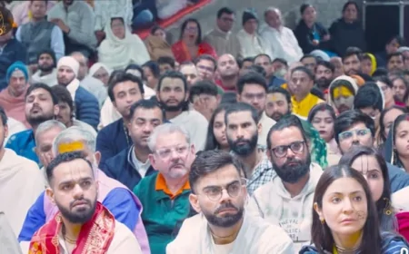 चमक-दमक से दूर विराट–अनुष्का की सादगी, वृंदावन में आम भक्तों संग बैठे; संत प्रेमानंद महाराज के सत्संग में दिखा आध्यात्मिक भाव