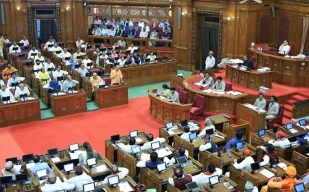 महंगाई को लेकर यूपी विधानसभा में हंगामा, ‘बोतल महंगी’ की तंजभरी बहस से गरमाया सदन