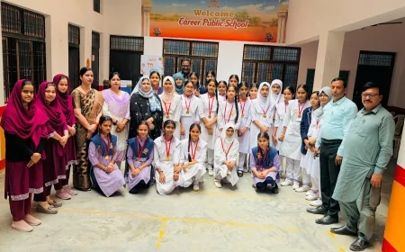 विज्ञान प्रदर्शनी में भाग लेने वाले बच्चों को सभासद ने गोल्ड मेडल दिए