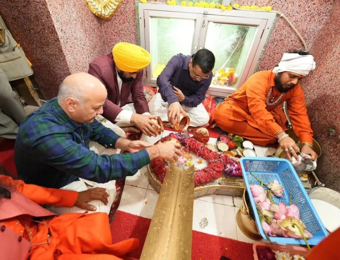 महा शिवरात्रि पर आस्था का संदेश: अरविंद केजरीवाल और भगवंत सिंह मान ने श्री रंकेश्वर महादेव मंदिर में टेका माथा, पंजाब की शांति-खुशहाली की कामना