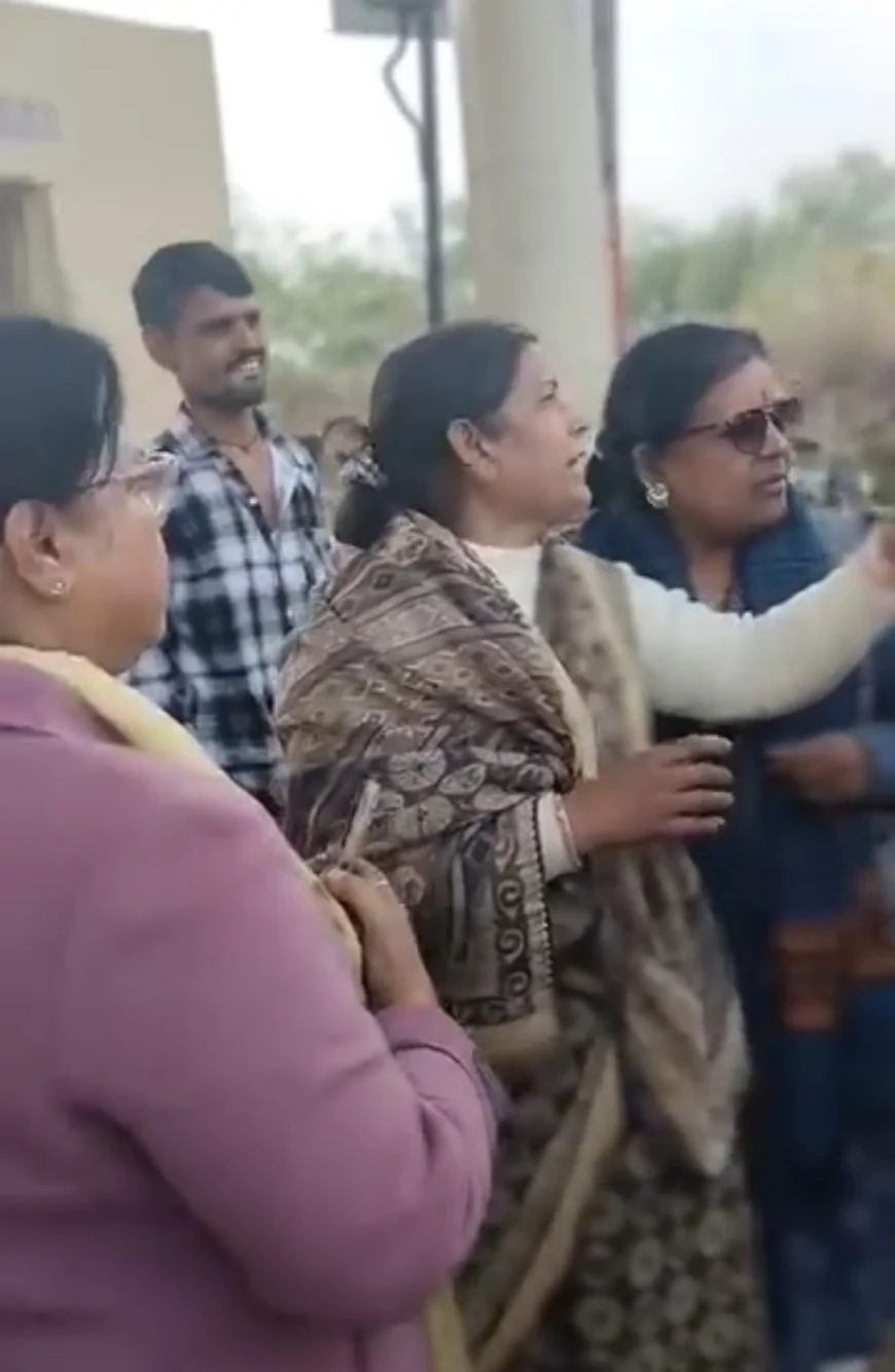 बजरंगगढ़ टोल बैरियर पर अवैध वसूली को लेकर हंगामा, नियमविरुद्ध टोल टैक्स पर उठे सवाल