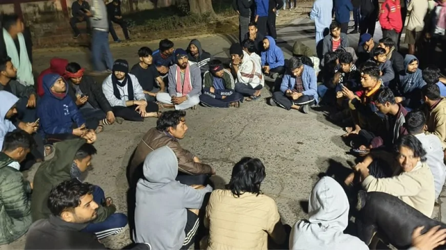 बीएचयू में पुलिस कार्रवाई से बढ़ा तनाव, शोध छात्र हिरासत में; 150 छात्र मौन धरने पर बैठे