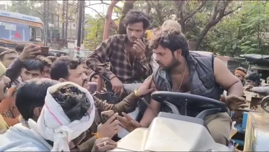 गुना के हनुमान चौराहे पर हत्या के विरोध में चक्काजाम, बुजुर्ग की धारदार हथियार से हत्या, CBI जांच की मांग