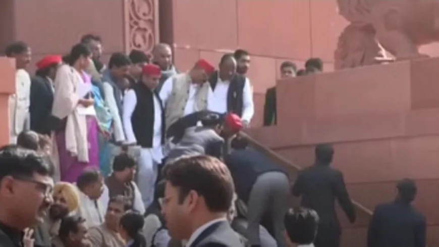 संसद की सीढ़ियों पर फिसले शशि थरूर, अखिलेश यादव ने थामकर बचाया गिरने से