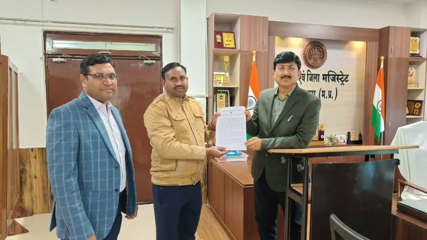 कलेक्टर द्वारा अनुकंपा नियुक्ति के प्रकरण में आवेदक को नियुक्ति पत्र किया प्रदान