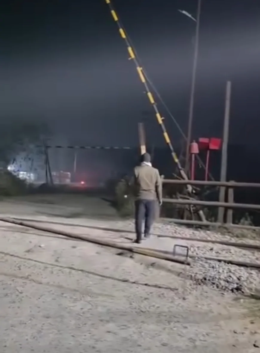 बिहार में अजीबोगरीब रेलवे फाटक का नजारा