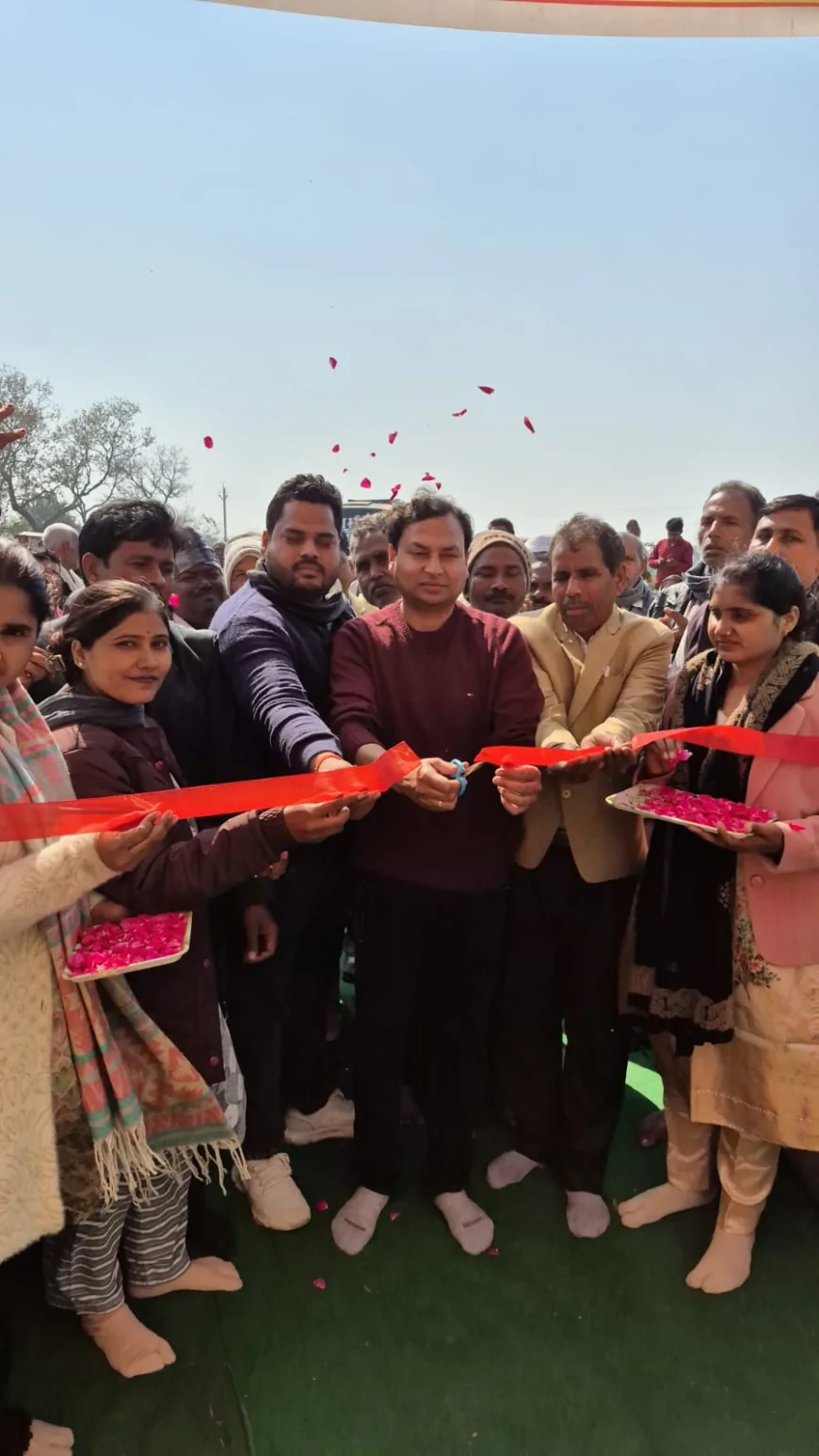 अब एटा जिले में शीतकालीन शांति महोत्सव की बहेंगी वयार, विधायक पुत्र सूरज सिंह राठौर ने रिबन काटकर किया शुभारंभ