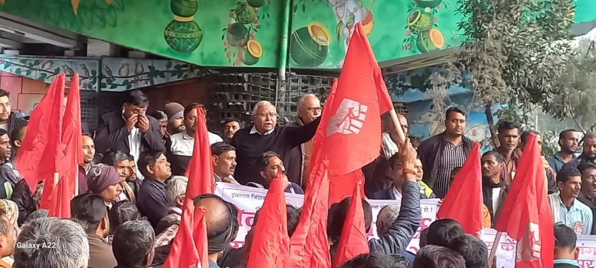 रिफाइनरी मजदूरों ने आम हड़ताल के समर्थन में किया प्रदर्शन, श्रम संहिताओं को रद्द कराने के लिए काली पट्टी बांध कर जताया विरोध! 