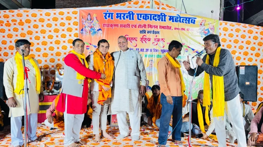 रंगभरी एकादशी पर सासनी बना आस्था का सागर, राधा-कृष्ण शोभायात्रा में उमड़ा जनसैलाब