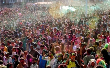 सतरंगी रंगों में रंगी नई दिल्ली, अबीर-गुलाल की बौछार के बीच छाई मस्ती; सुरक्षा के कड़े इंतजाम