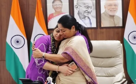 उत्तम नगर हत्याकांड: पीड़ित परिवार से मिलीं सीएम रेखा गुप्ता, बोलीं—दोषियों को नहीं बख्शा जाएगा