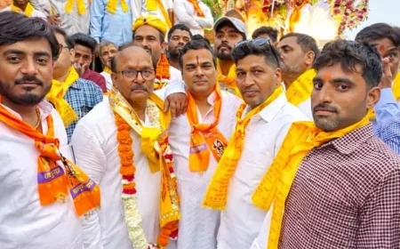 भगवान परशुराम शोभायात्रा का देर रात तक बाजारों में पुष्पवर्षा कर भव्य स्वागत