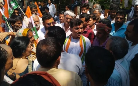 हत्या के आरोपियों की गिरफ्तारी की मांग को लेकर धरना, कांग्रेस नेता चंद्रगुप्त विक्रमादित्य पीड़ित परिवार के साथ बैठे