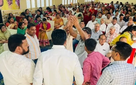 हाथरस में महावीर जन्मकल्याणक महोत्सव की धूम, भजन संध्या में झूमे श्रद्धालु