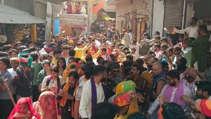 गोकुल में छड़ीमार होली: हुरियारों पर बरसीं प्रेम पगी छड़ियां, रंगों में सराबोर होकर झूमे श्रद्धालु