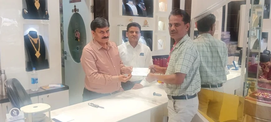 संचार मंत्री सिंधिया से प्रेरित होकर श्री राधा ऑर्नामेंट गैलरी प्राइवेट लिमिटेड, गुना ने लिया गरीब बेटियों के डाकघर में 500 सुकन्या खाता खुलवाने का संकल्प