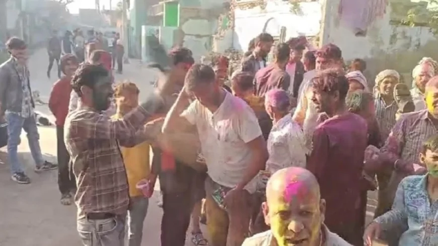 ब्रज का अनूठा रंगोत्सव: मथुरा के बछगांव में जूता-चप्पल से खेली गई होली, 150 वर्ष पुरानी परंपरा आज भी कायम