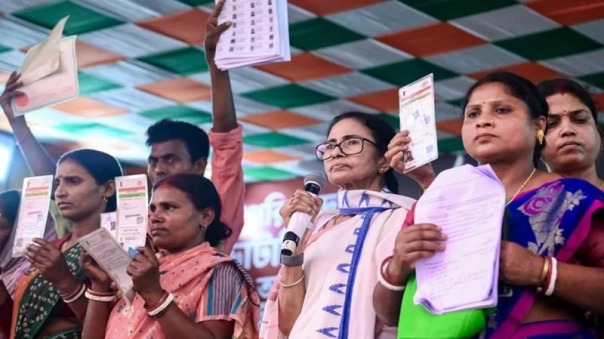 ममता बनर्जी के धरने का तीसरा दिन, भाजपा पर चुनाव आयोग के दुरुपयोग का आरोप
