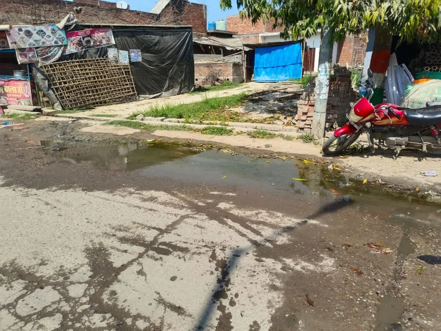 सुठेना तिराहे पर 'सड़क' या 'पाताल'? जल निकासी फेल होने से मौत को दावत दे रहे गहरे गड्ढे