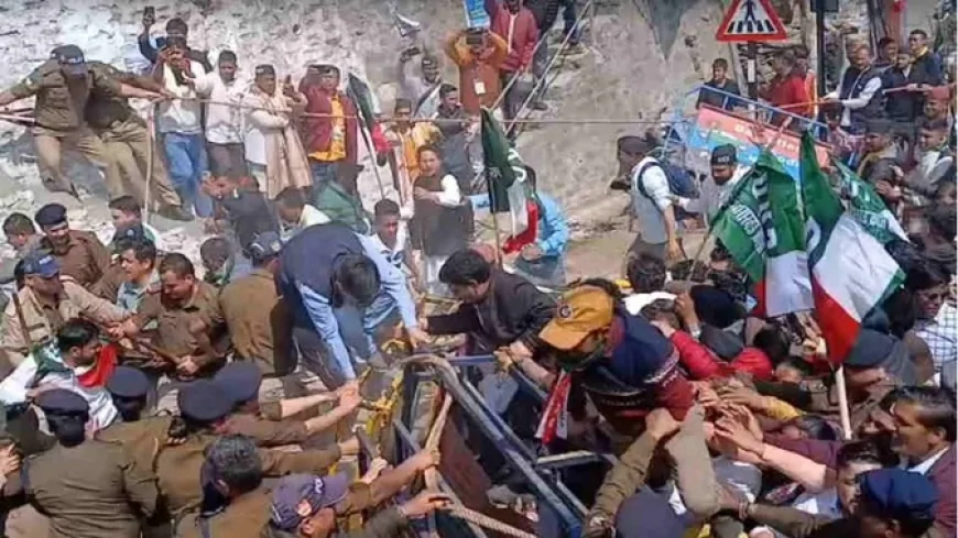 विधानसभा घेराव के दौरान उग्र हुए यूकेडी कार्यकर्ता, बैरिकेड तोड़े; पुलिस ने पानी की बौछार कर रोका