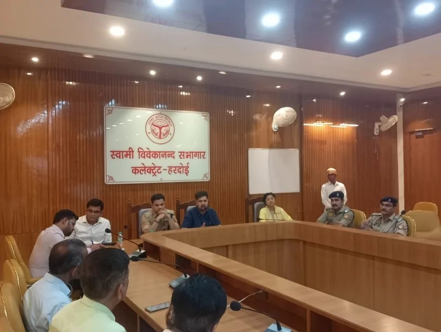 गैस एजेंसियों व पेट्रोल पंप प्रतिनिधियों के साथ डीएम की बैठक