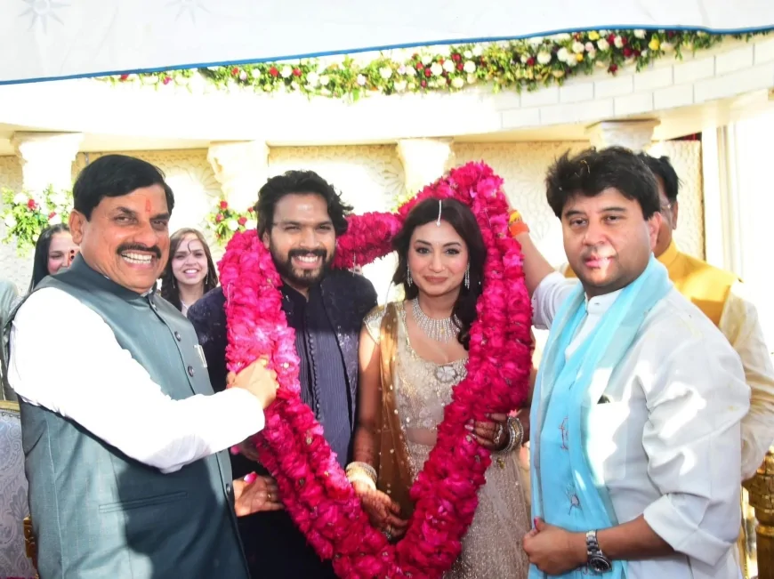 शिवपुरी में केंद्रीय मंत्री सिंधिया ने विधायक देवेंद्र जैन के घर पहुंचकर नवदंपति को दी शुभकामनाएं