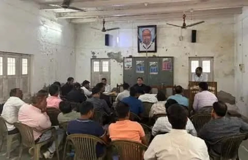 मथुरा: अवर अभियंताओं ने अवैध कार्रवाई के विरोध में आंदोलन की चेतावनी दी