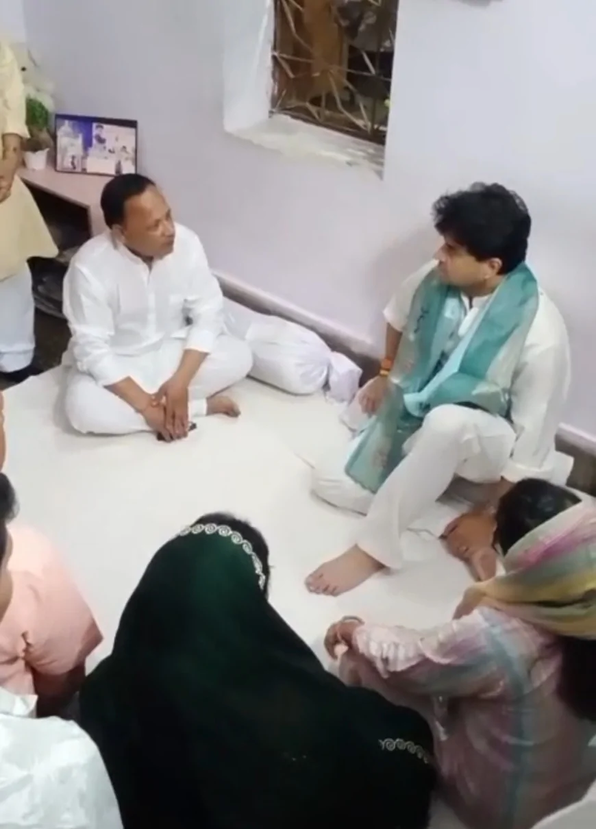 स्व. घनश्याम श्रीवास्तव के निवास पहुंचे केंद्रीय मंत्री सिंधिया, जताई शोक संवेदना