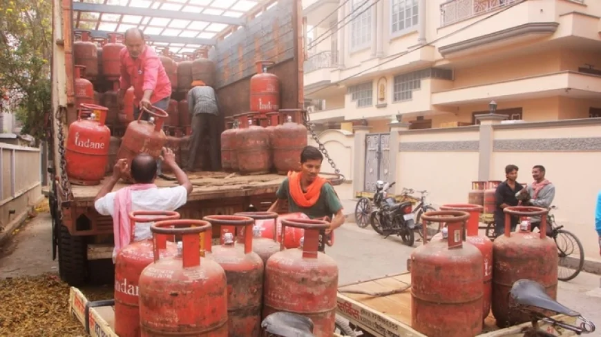 एलपीजी संकट पर दिल्ली में गरमाई सियासत, गैस की किल्लत को लेकर सत्ता-विपक्ष आमने-सामने