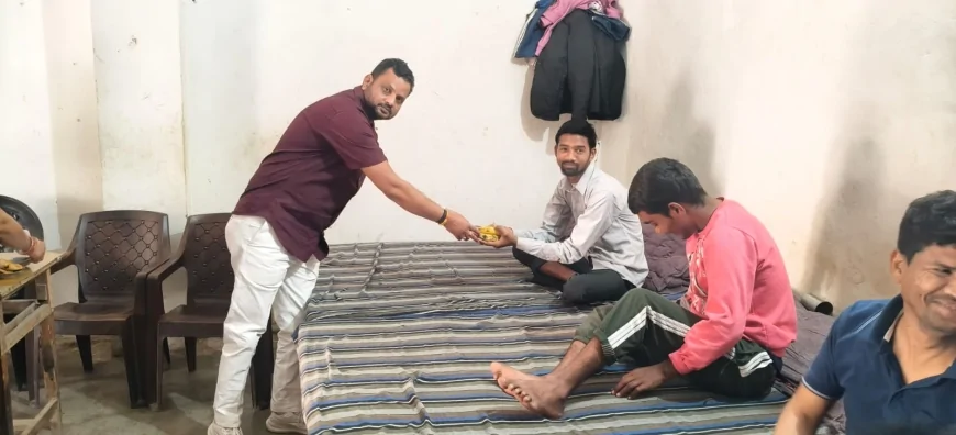 अजय मिश्रा ने वजीरगंज आश्रम में फल-मिठाई बांटी
