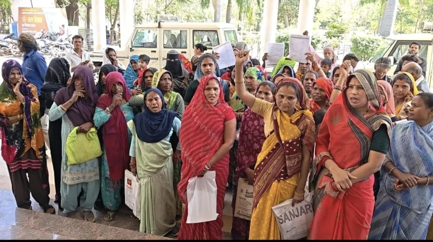 नपा में कुटीर योजना पर सवाल, पार्षद के नेतृत्व में महिलाओं ने कलेक्ट्रेट घेरा,अमीरों को लाभ देने का आरोप