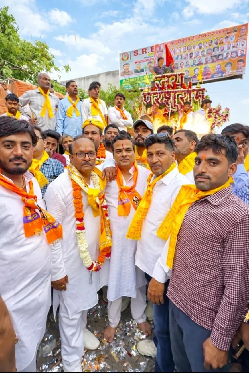 भगवान परशुराम शोभायात्रा का देर रात तक बाजारों में पुष्पवर्षा कर भव्य स्वागत