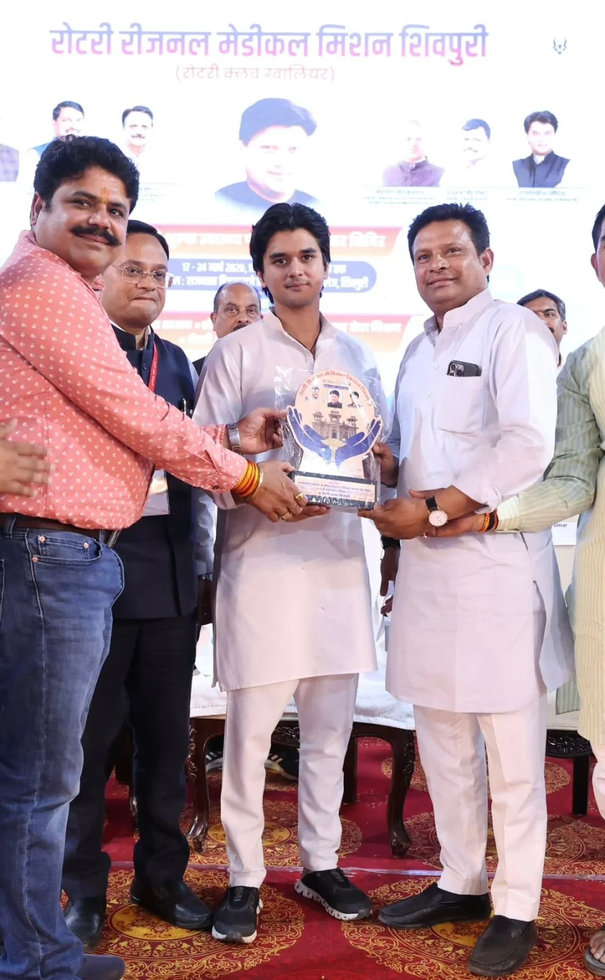 शिवपुरी स्वास्थ्य शिविर में सेवा कार्य के लिए रोटरी क्लब रॉयल सम्मानित