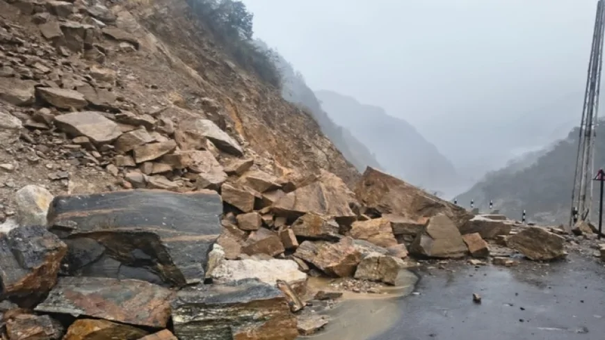उत्तर सिक्किम में बारिश-भूस्खलन का कहर: सड़क संपर्क टूटा, 200 से ज्यादा पर्यटक फंसे