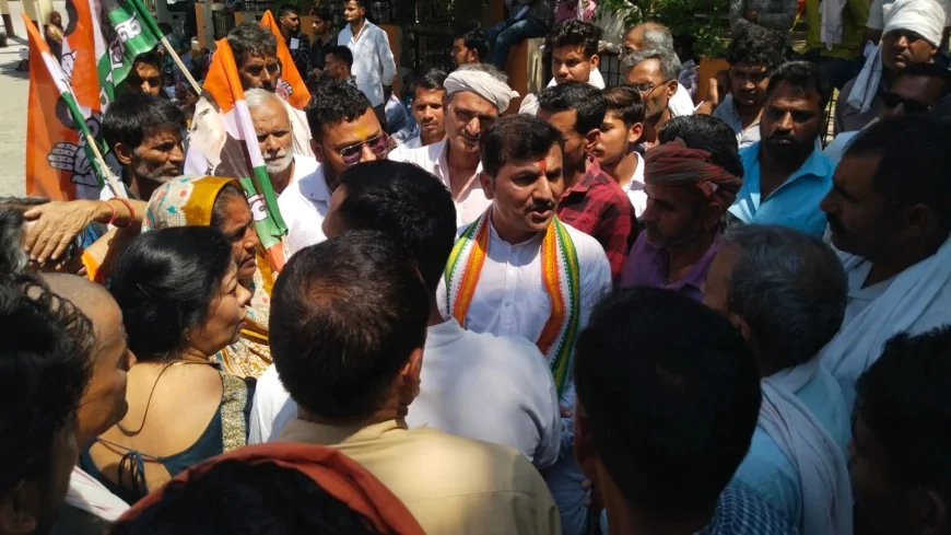 हत्या के आरोपियों की गिरफ्तारी की मांग को लेकर धरना, कांग्रेस नेता चंद्रगुप्त विक्रमादित्य पीड़ित परिवार के साथ बैठे