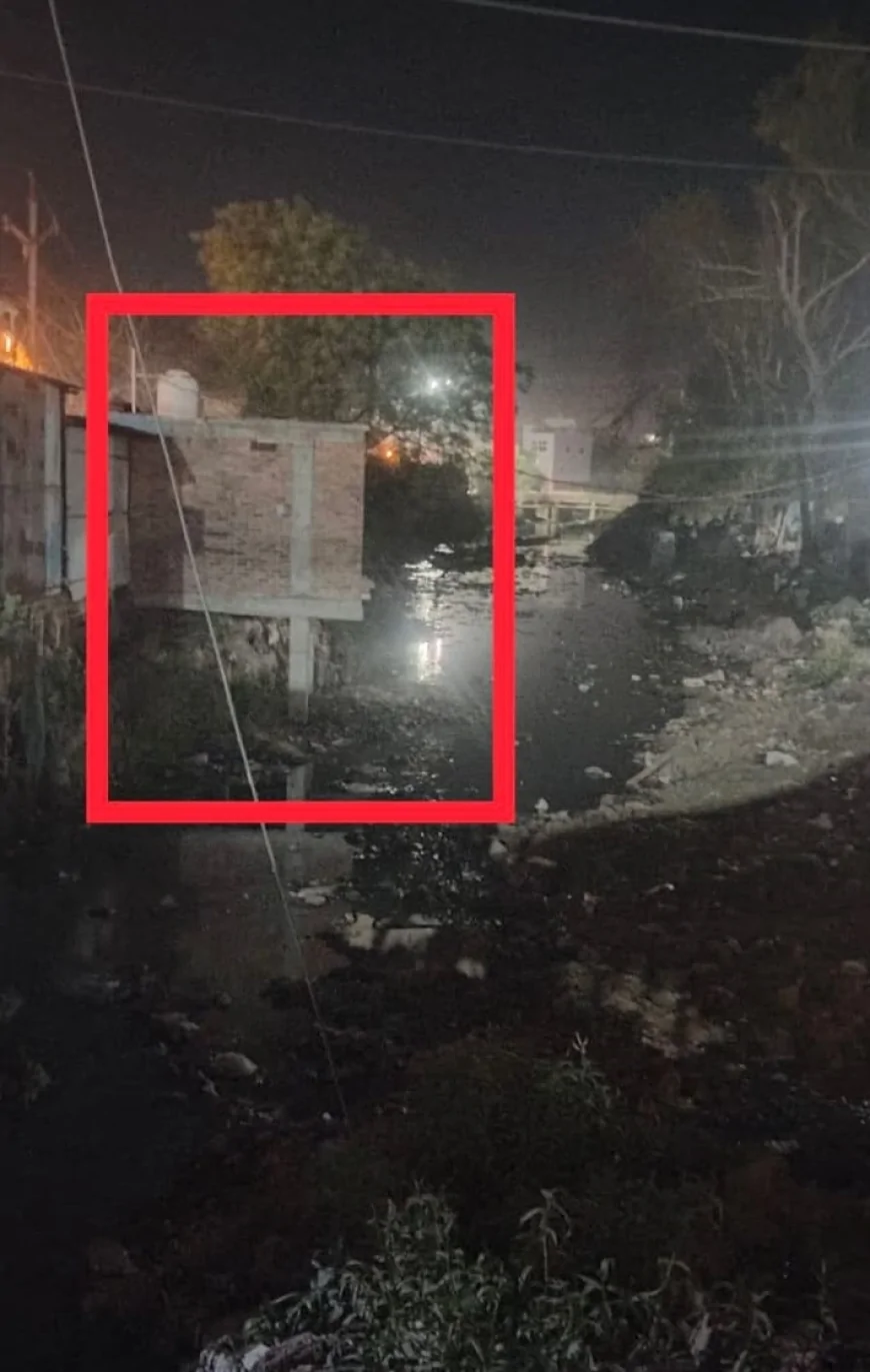 गुना में ‘स्वच्छता’ पर सवाल: नदी की छाती पर बना सुलभ कॉम्प्लेक्स, पानी की व्यवस्था भी अधूरी