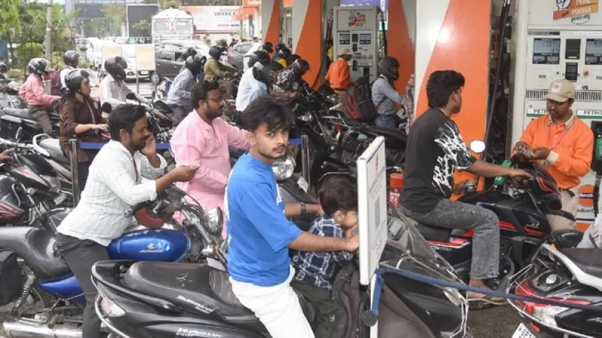 अफवाहों ने बढ़ाई ईंधन की ‘तपिश’: तीन दिन में 77% तक उछली बिक्री, कई जिलों में दोगुनी मांग