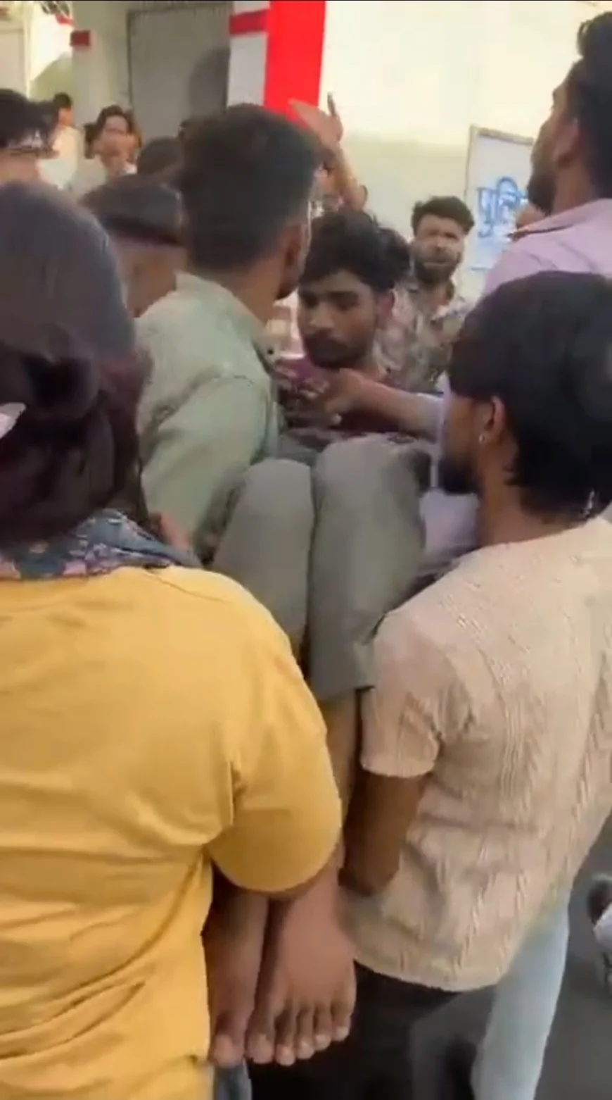 राघौगढ़ थाने में युवक से मारपीट का आरोप, आक्रोशित लोगों का घेराव; दो आरक्षक लाइन अटैच