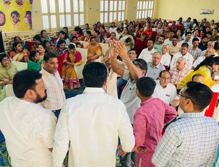 हाथरस में महावीर जन्मकल्याणक महोत्सव की धूम, भजन संध्या में झूमे श्रद्धालु
