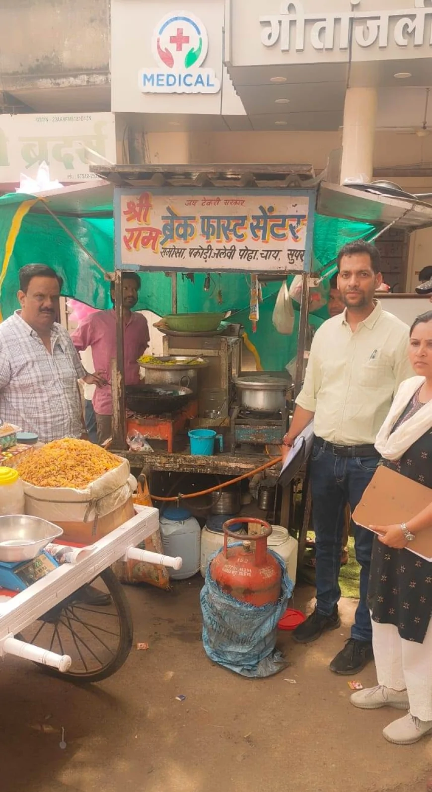 गुना में घरेलू गैस की कालाबाजारी पर सख्ती, 4 प्रतिष्ठानों पर छापेमार कार्रवाई