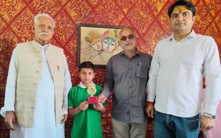 एसबीएस स्कूल के छात्र ओम का सैनिक स्कूल में चयन होने पर किया सम्मान