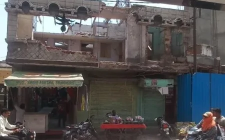 प्रशासन की चुप्पी में चल रही तोड़फोड़, दुकान बनी खतरे का अड्डा कोर्ट में मामला लंबित, फिर भी जारी अवैध कार्रवाई पीड़िता  ने लगाए गंभीर आरोप
