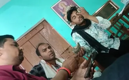 हाथरस में लेखपाल का रिश्वत लेते वीडियो वायरल, कार्रवाई का इंतजार