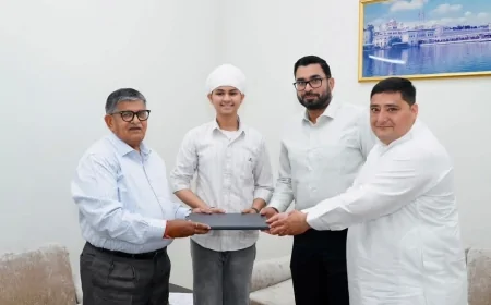 पंजाब के गवर्नर गुलाब चंद कटारिया ने 6 युवाओं को बांटे लैपटॉप